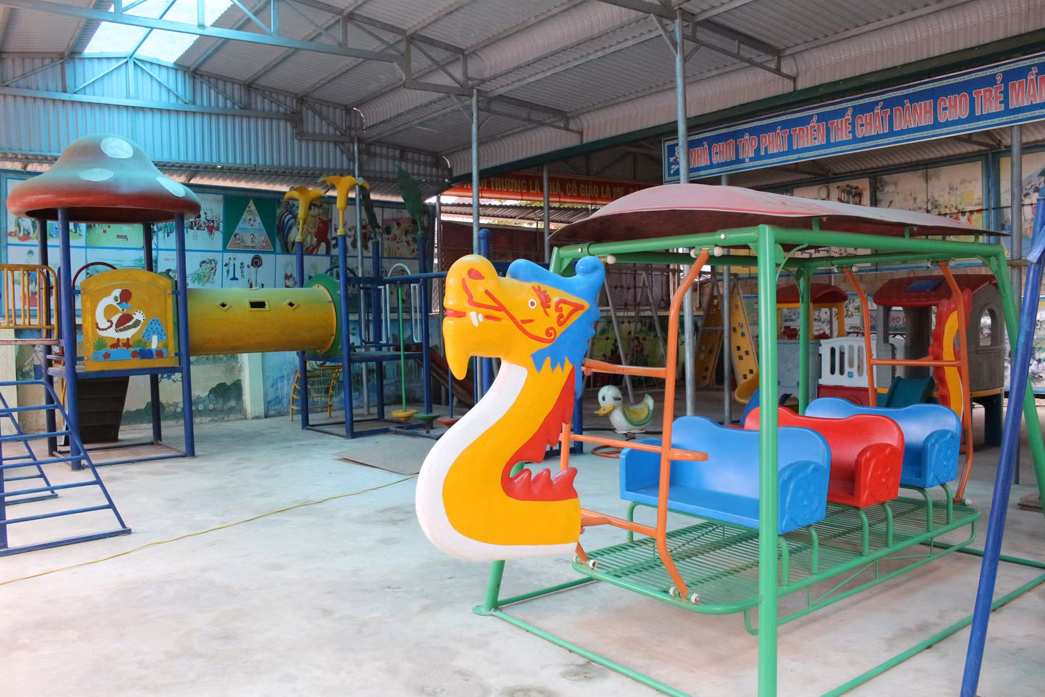 Khu vui chơi của học sinh được trang bị đầy đủ các mô hình trò chơi vận động