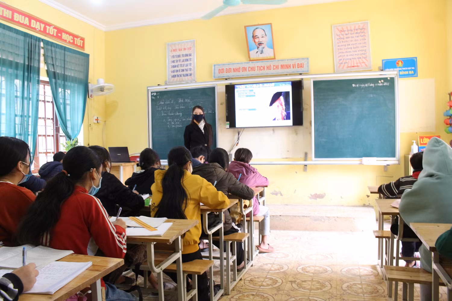Trong các lớp học được bố trí đầy đủ thiết bị dạy học và trang bị tivi kích thước lớn không khác gì các trường ở thành phố