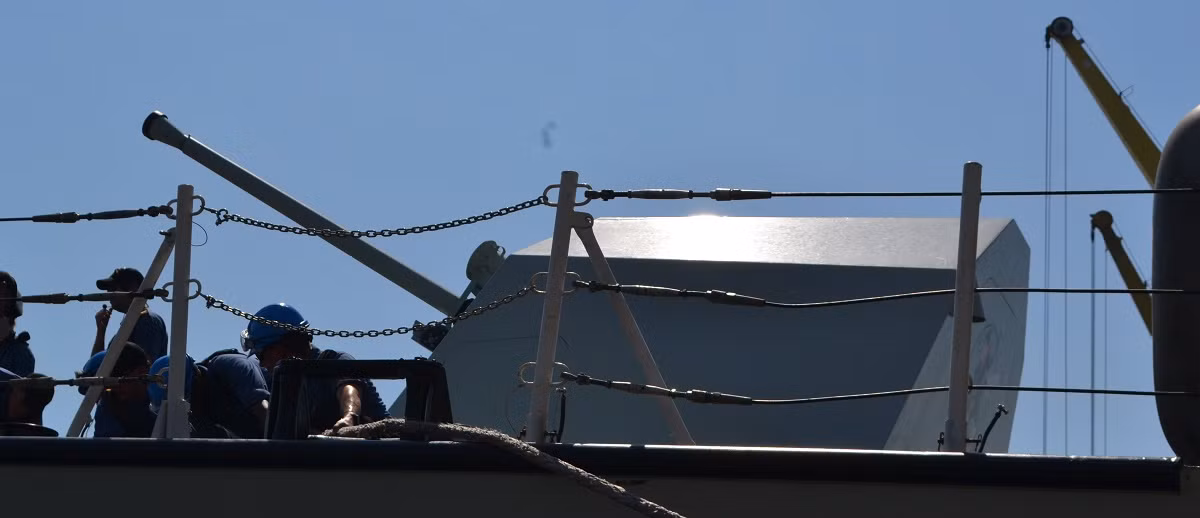 Pháo hạm phía trước tàu khu trục HMCS Calgary.