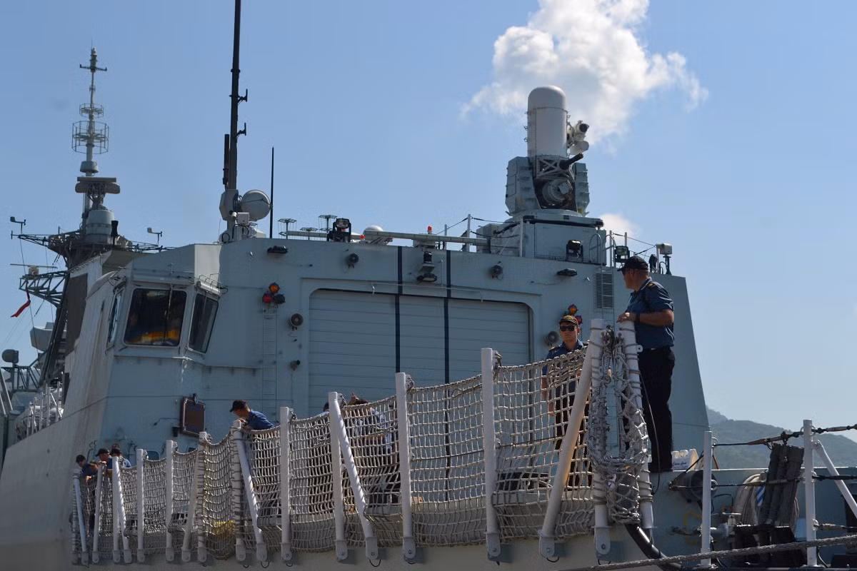 Hangar chứa máy bay của tàu khu trục HMCS Calgary.