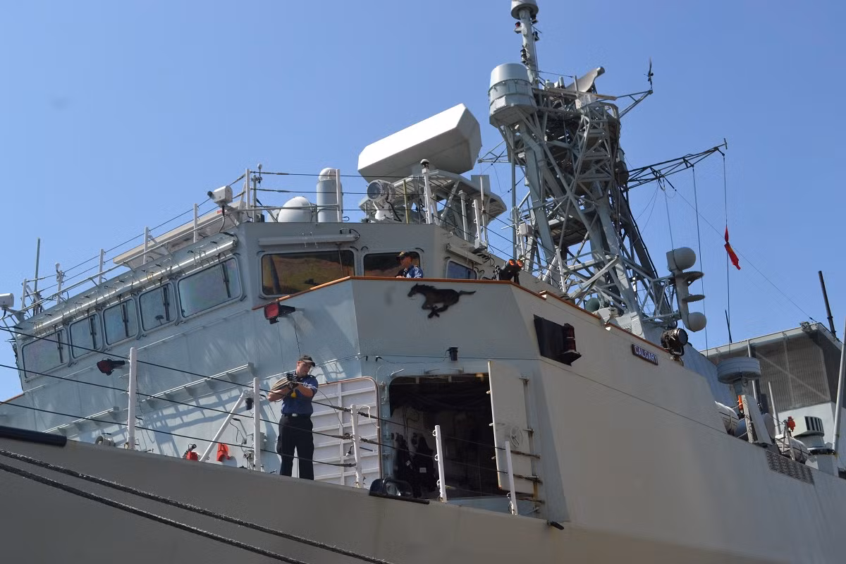 HMCS Calgary có lượng giãn nước 4.795 tấn, tốc độ 29 hải lý/giờ. Phần cabin của tàu được lắp đặt nhiều trang thiết bị hiện đại.