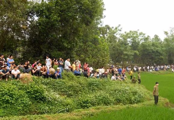 Người dân nơi đây từng phút từng giây mong đợi lực lượng cứu hộ tìm thấy các nạn nhân hiện còn đang mất tích. Người dân nơi đây từng phút từng giây mong đợi lực lượng cứu hộ tìm thấy các nạn nhân hiện còn đang mất tích.