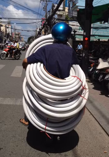 Thợ máy lạnh làm "xiếc" trên đường Tô Hiến Thành, quận 10, TP. HCM. Ảnh: Chu Chu.