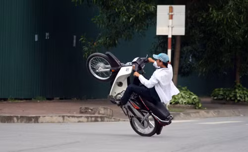 Ban đêm những thanh niên này thường lập tổ đội, đua xe trên đại lộ Thăng Long và hồ Hoàn Kiếm.
