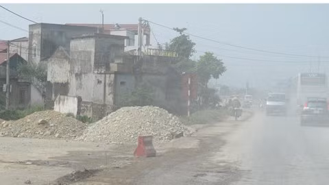 Giải phóng mặt bằng chậm cũng là một trong những nguyên nhân khiến dự án bị chậm tiến độ. Hiện toàn tuyến của Dự án mở rộng QL.1A Dốc Xây - TP.Thanh Hóa vẫn còn vướng 161 hộ bị ảnh hưởng chưa thể giải phóng mặt bằng.
