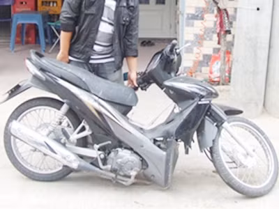 Chiếc xe bị gãy đôi. Chiếc xe bị gãy đôi.