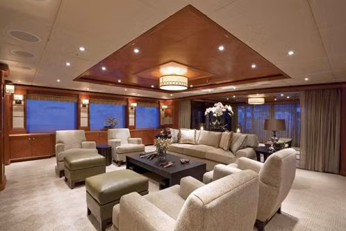 Những lúc thời tiết không thuận lợi cho một buổi tán gẫu ngoài trời, du khách có thể lui xuống khoang dưới, nơi có phòng giải trí đủ cho cả chục người.