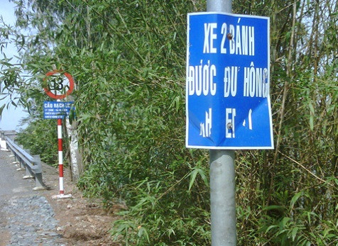 Biển báo khó hiểu, chụp tại chân cầu Rạch Lùm, Cà Mau. Ảnh: Du Ngoc Tuan. Biển báo khó hiểu, chụp tại chân cầu Rạch Lùm, Cà Mau. Ảnh: Du Ngoc Tuan.