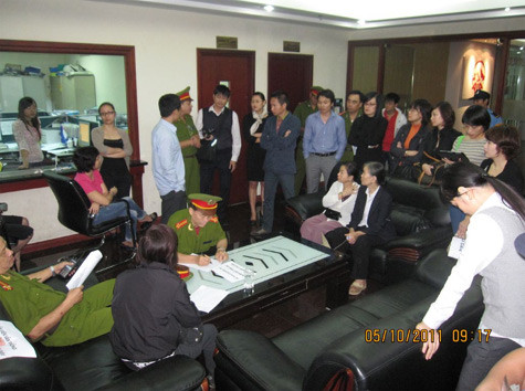 Công an quận Hai Bà Trưng và Công an phường Phạm Đình Hổ cũng có mặt để lắng nghe ý kiến của cả 2 bên: Kinh Đô và cư dân 93 Lò Đúc. Công an quận Hai Bà Trưng và Công an phường Phạm Đình Hổ cũng có mặt để lắng nghe ý kiến của cả 2 bên: Kinh Đô và cư dân 93 Lò Đúc.