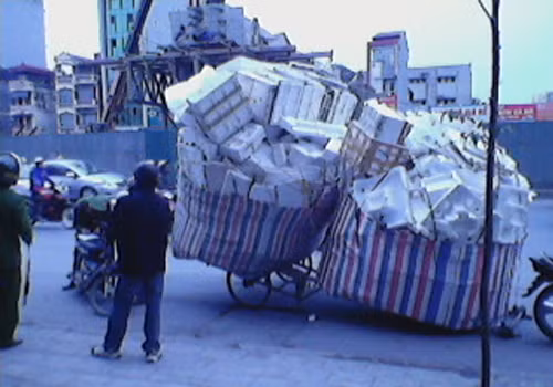 Xe chở xốp cồng kềnh, chụp tại đường vành đai 3, Thanh Xuân, Hà Nội. Ảnh: Hao Han.