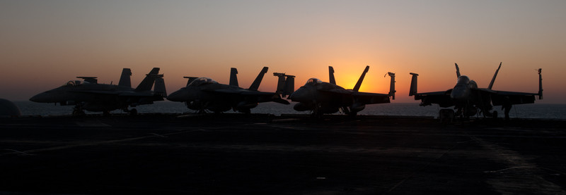 Vịnh A Rập: Các chiến đấu cơ trên bong tàu sân bay USS John C. Stennis (CVN 74).
