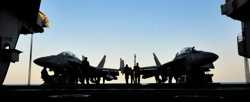 Vịnh A Rập: Các chiến đấu cơ trên bong tàu sân bay USS John C. Stennis (CVN 74).