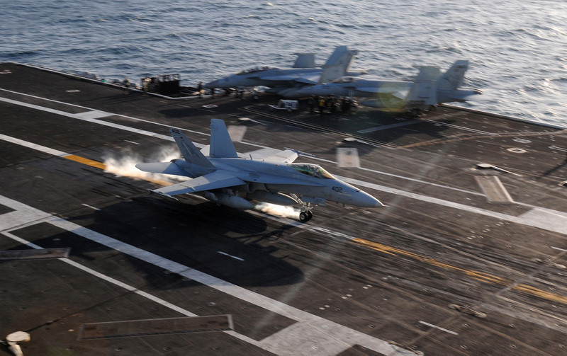 Thái Bình Dương: Một chiếc F/A-18F Super Hornet thực hiện thao tác lấy đà tạo gia tốc cất cánh trên đường băng ngắn từ tàu sân bay USS Carl Vinson (CVN 70).