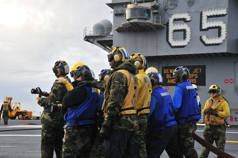 Đại Tây Dương: Các binh sỹ trên tàu sân bay USS Enterprise (CVN 65) đang được điều động trực chiến trên Đại Tây Dương.
