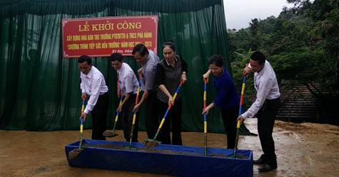 Sau lễ khai giảng bà Đinh Thị Lệ Thanh và đại diện nhà tài trợ, chính quyền địa phương tiến hành làm lễ khởi công xây dựng nhà bán trú cho học sinh Trường dân tộc bán trú tiểu học và trung học cơ sở Phà Đánh từ nguồn vốn kêu gọi chương trình "tiếp sức đến trường"
