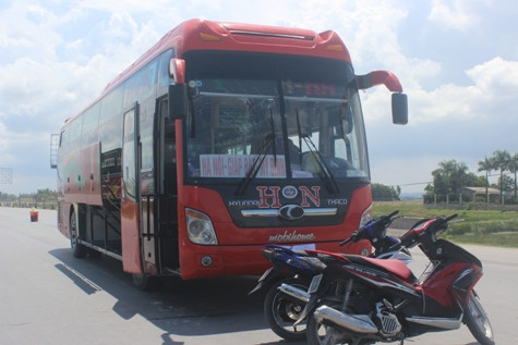 Chiếc xe khách giường nằm vẫn đang được giữ lại hiện trường nơi xảy ra vụ nổ để điều tra Chiếc xe khách giường nằm vẫn đang được giữ lại hiện trường nơi xảy ra vụ nổ để điều tra