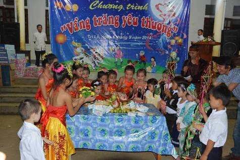 Đêm Trung thu "Vầng trăng yêu thương" đã diễn ra tốt đẹp và mang nhiều ý nghĩa cho các em nhỏ miền núi nghèo xã Tri Lễ, huyện Quế Phong