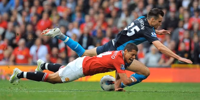 Jenkinson đẩy sau với Chicharito Jenkinson đẩy sau với Chicharito