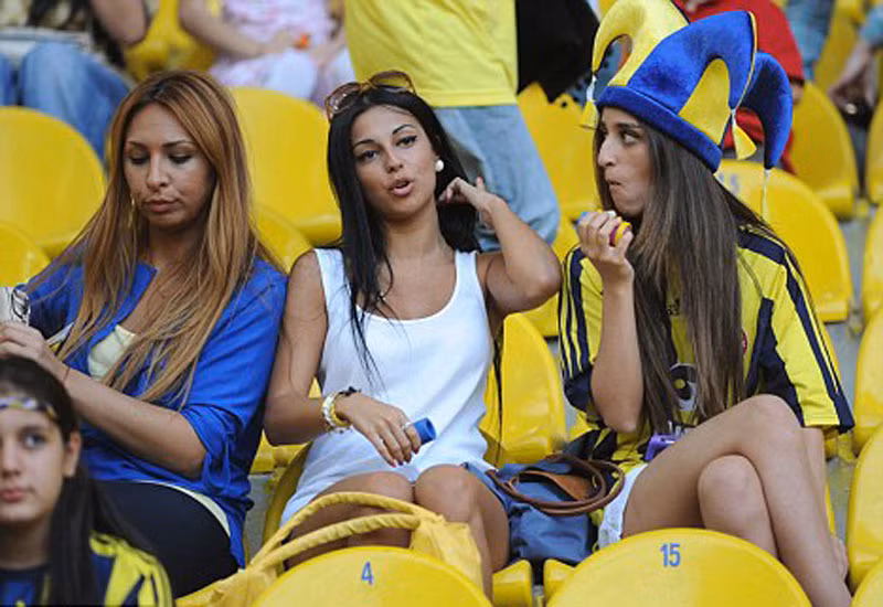 Những fan nữ của Fenerbahce chiếm đóng các khán đài