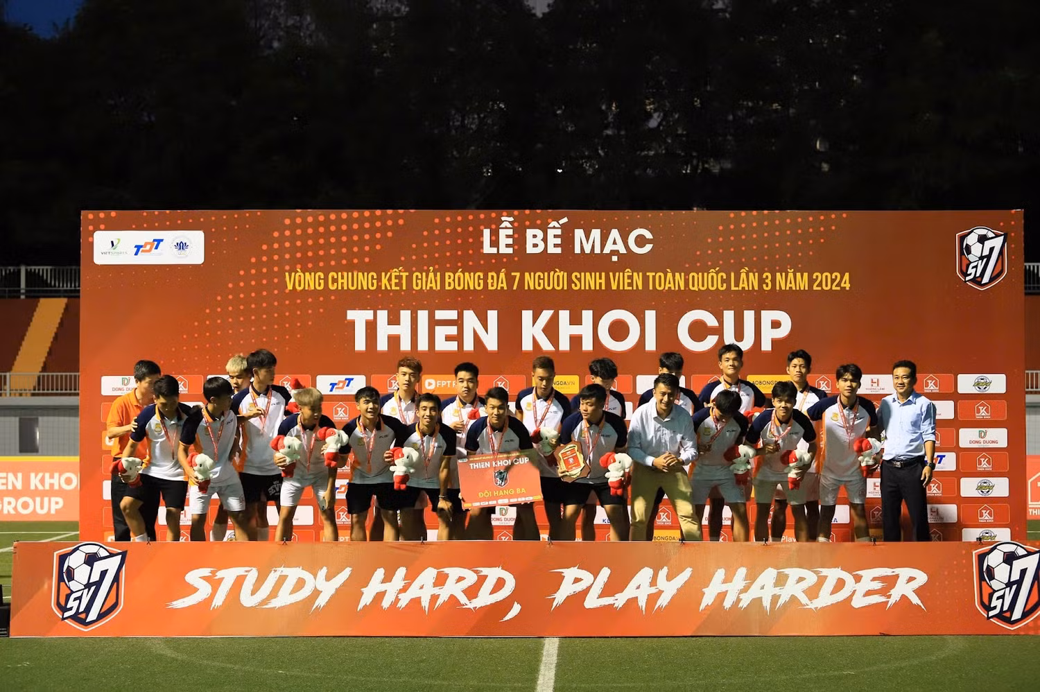Đội bóng Trường Đại học Công nghệ Giao thông vận tải giành Huy chương Đồng tại vòng chung kết Thien Khoi Cup 2024