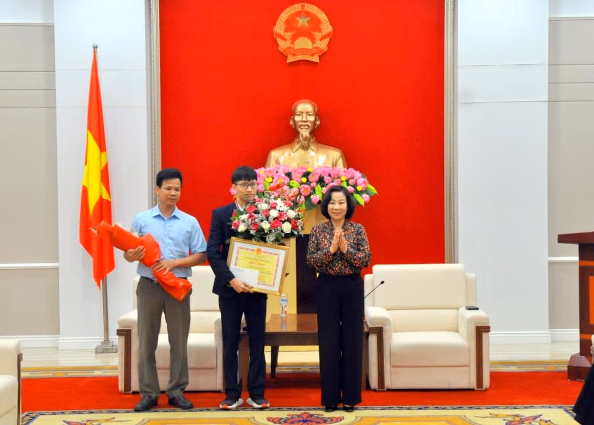 Lãnh đạo tỉnh Quảng Ninh khen thưởng Trần Ngọc Khánh và thầy giáo trực tiếp giảng dạy em (Ảnh: CTV) Lãnh đạo tỉnh Quảng Ninh khen thưởng Trần Ngọc Khánh và thầy giáo trực tiếp giảng dạy em (Ảnh: CTV)