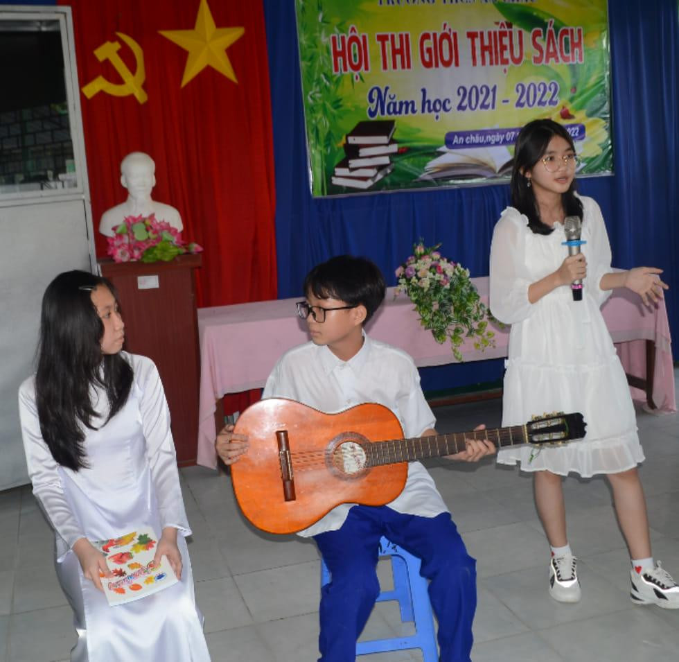 Nhiều tiết mục được minh họa theo nội dung câu chuyện.