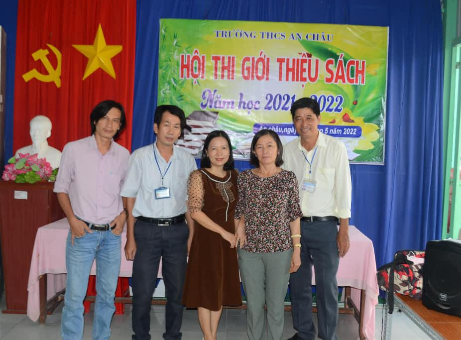 Các thầy cô trong ban giám hiệu, thư viện nhà trường và giám khảo chụp ảnh lưu niệm trong hội thi.