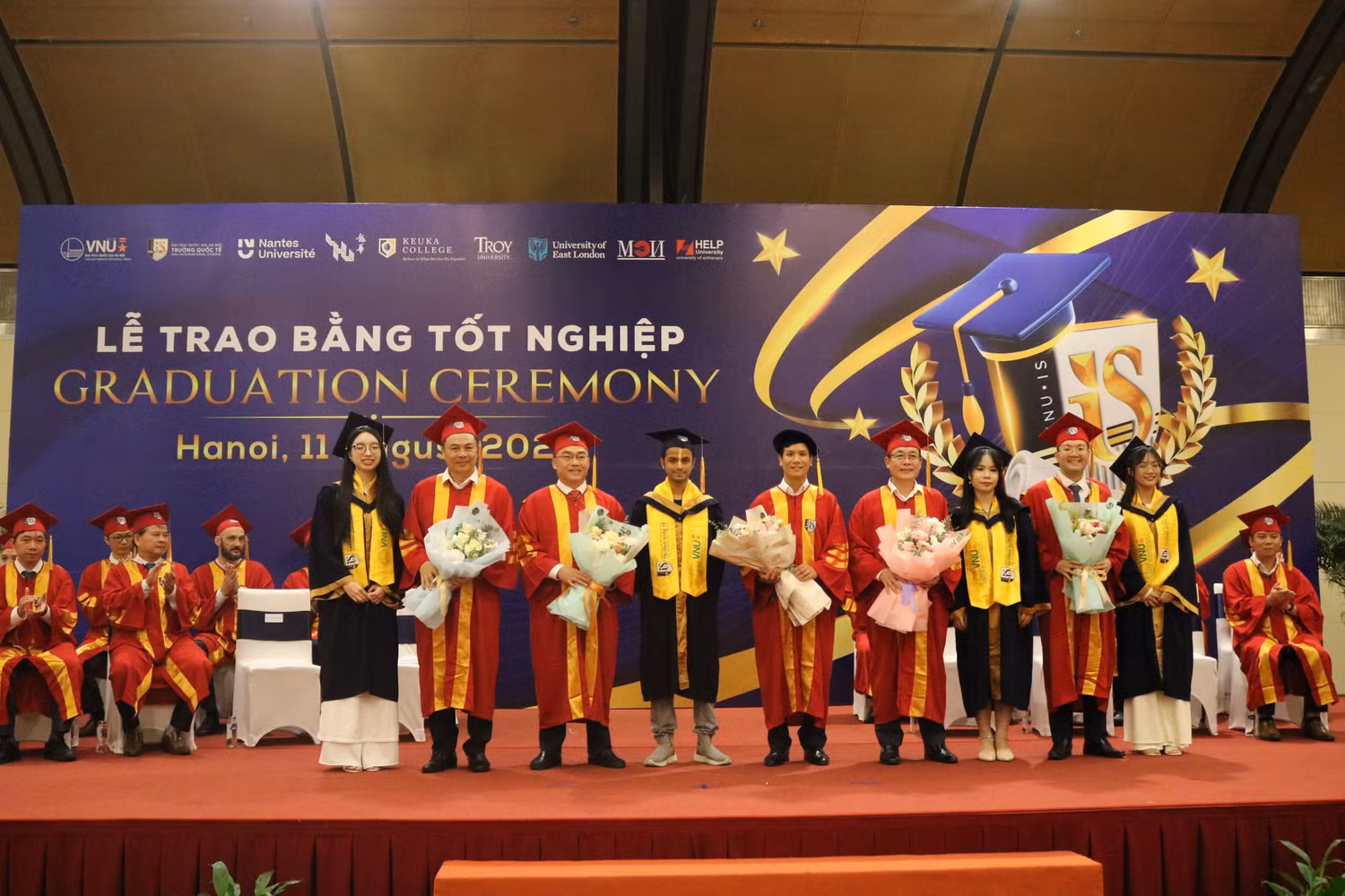 gdvn_xuất sắc tặgn hoa.JPG
