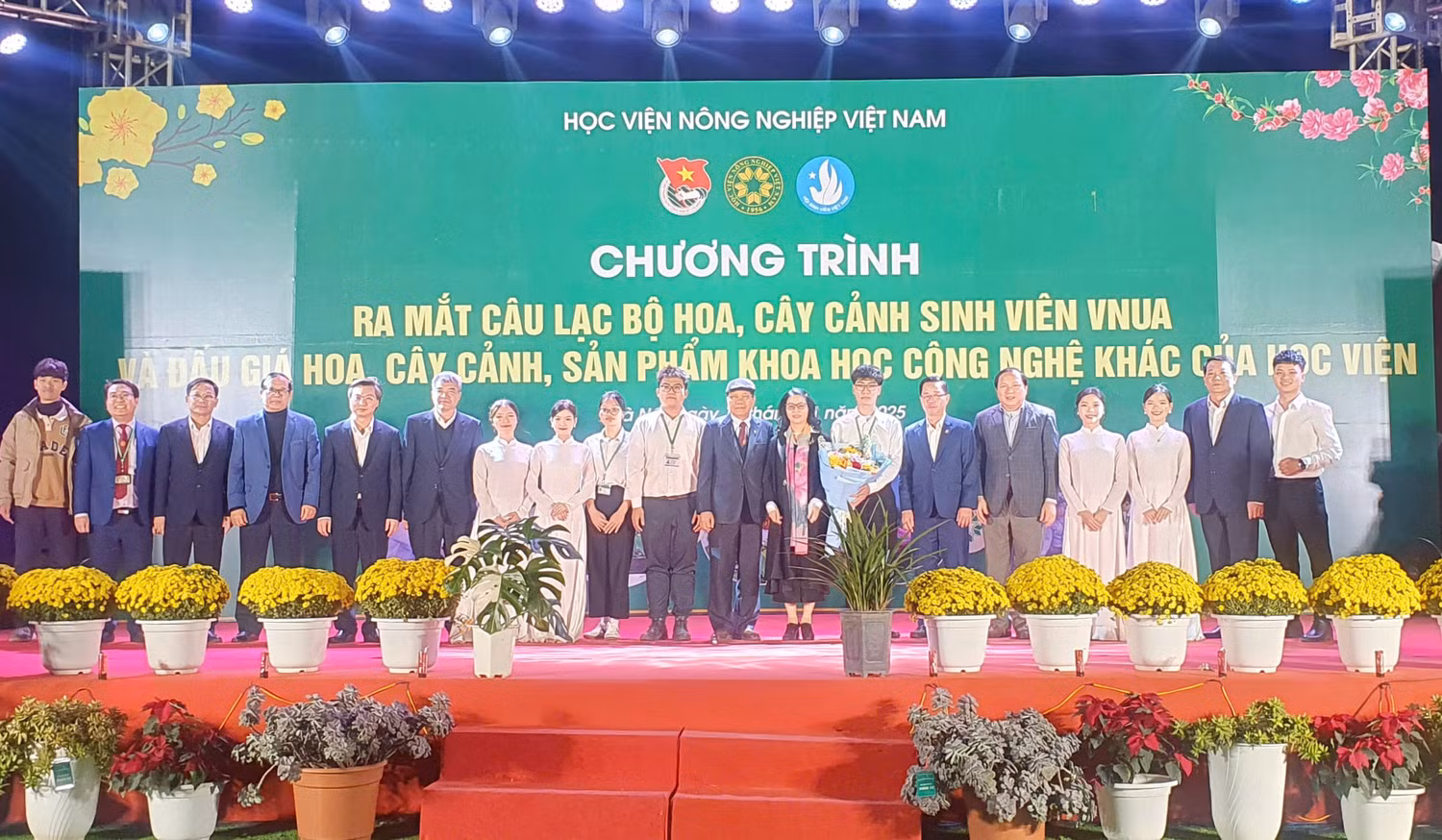 Đại diện Câu lạc bộ hoa, cây cảnh sinh viên VNUA cùng ban cố vấn, chuyên gia trong lĩnh vực hoa, cây cảnh.