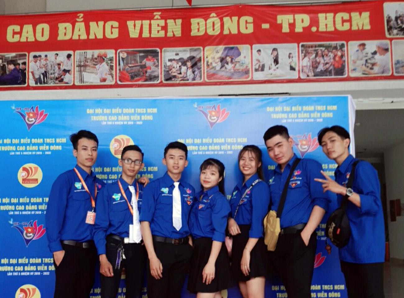 Sinh viên Võ Thanh Đô (ngoài cùng bên trái) và các bạn sinh viên Trường Cao đẳng Viễn Đông. Ảnh: NVCC.