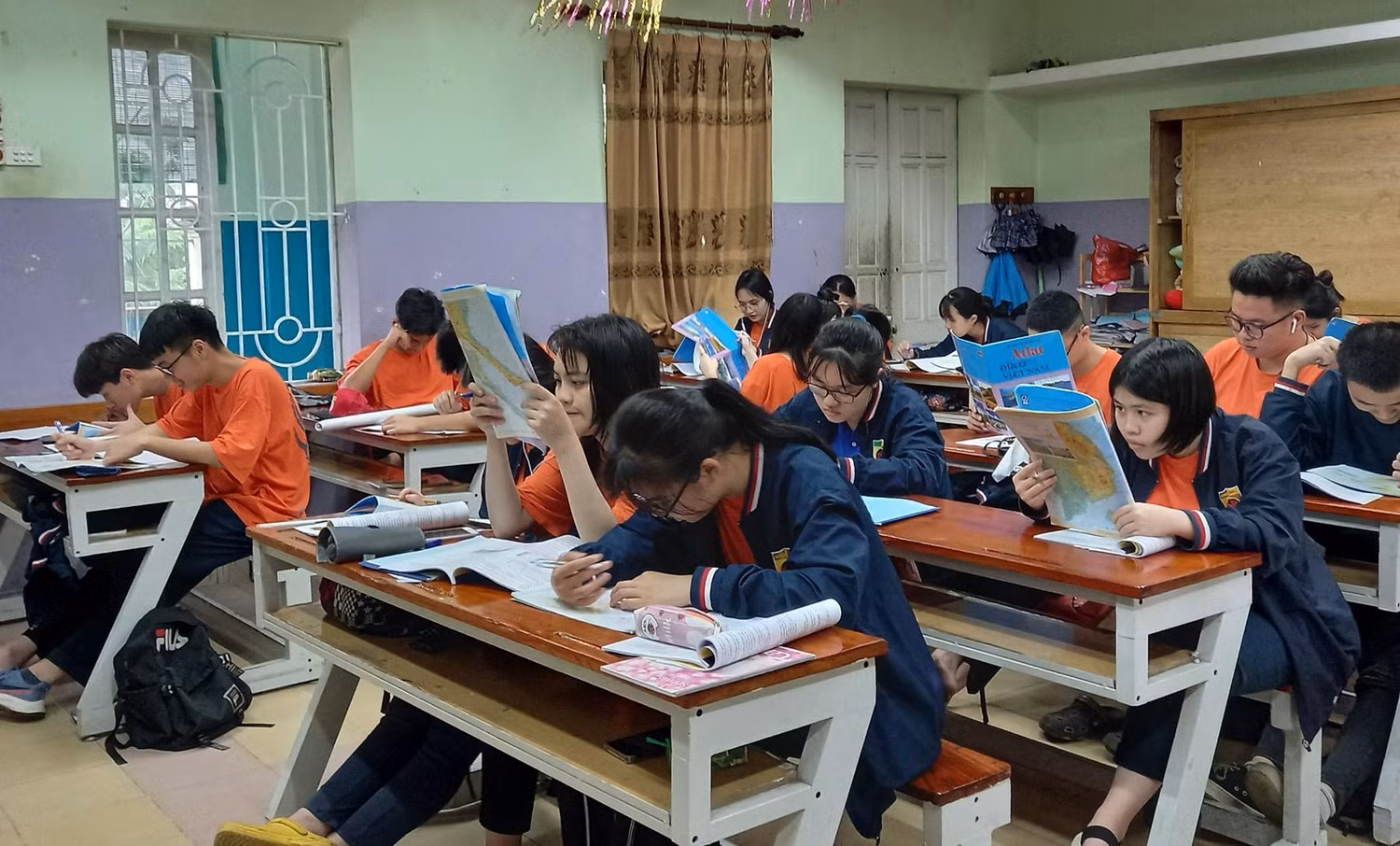 Học sinh Trường Trung học cơ sở - Trung học phổ thông Nguyễn Bỉnh Khiêm trong giờ học Địa lý. Ảnh: T.D. Học sinh Trường Trung học cơ sở - Trung học phổ thông Nguyễn Bỉnh Khiêm trong giờ học Địa lý. Ảnh: T.D.
