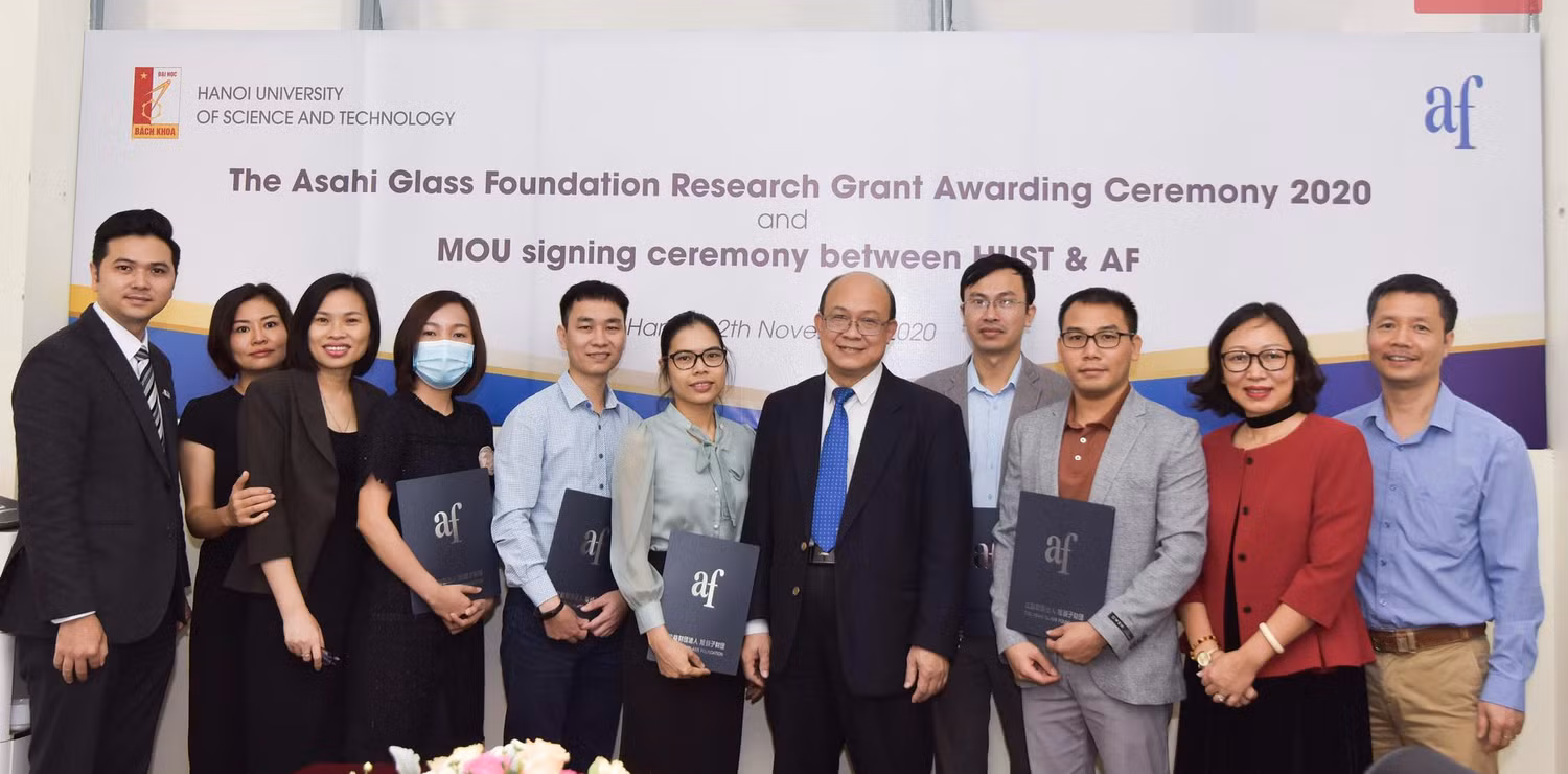 Buổi lễ ký kết online giữa Asahi Glass Foundation và Trường Đại học Bách khoa Hà Nội ngày 12/11/2020. Ảnh: Nhà trường cung cấp.