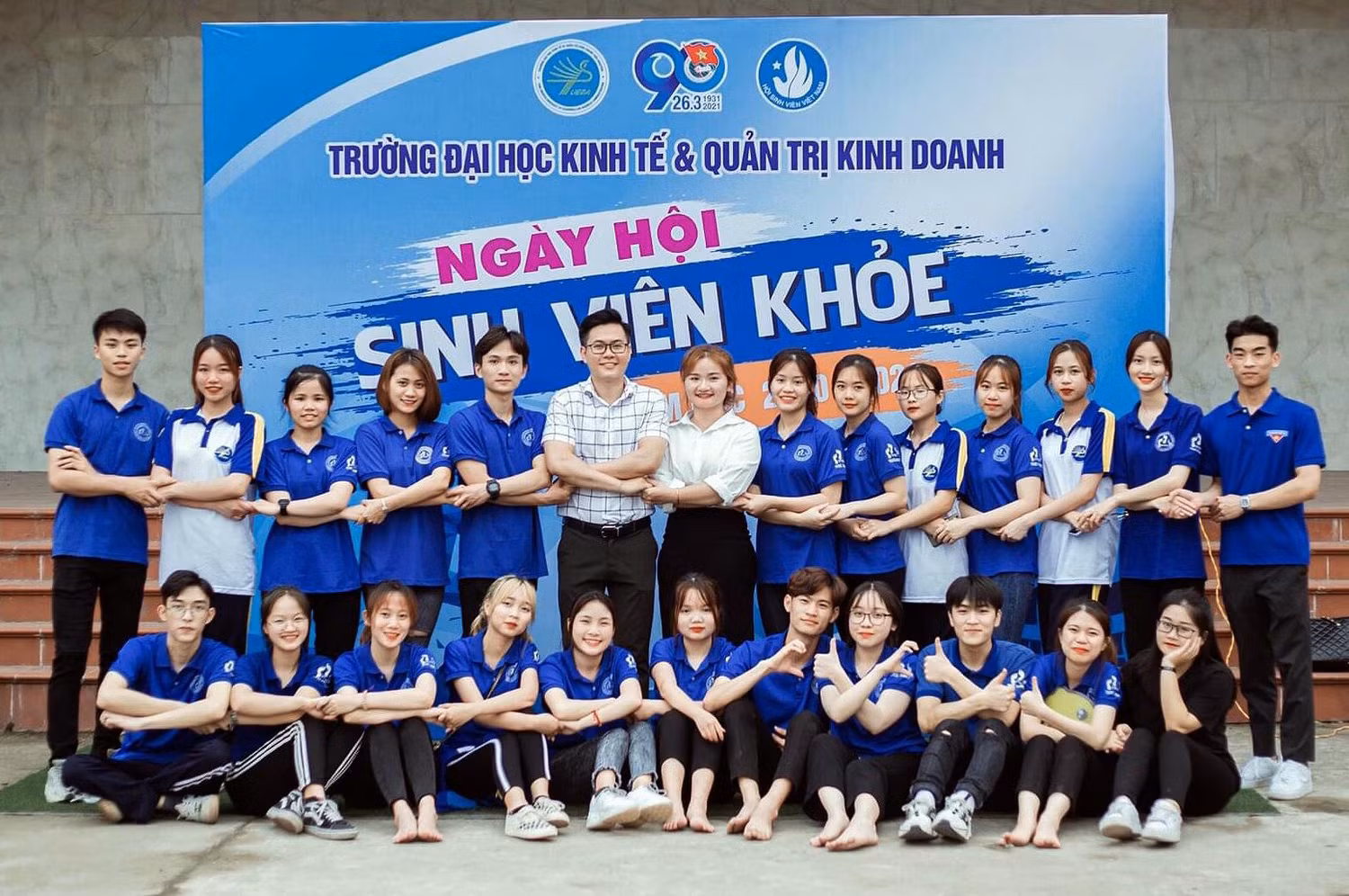Em Vũ Thị Thúy Quỳnh và các bạn cùng lớp năm thứ 2, K17 Kế toán của Trường Đại học Kinh tế và Quản trị kinh doanh (Đại học Thái Nguyên). Ảnh: NVCC.