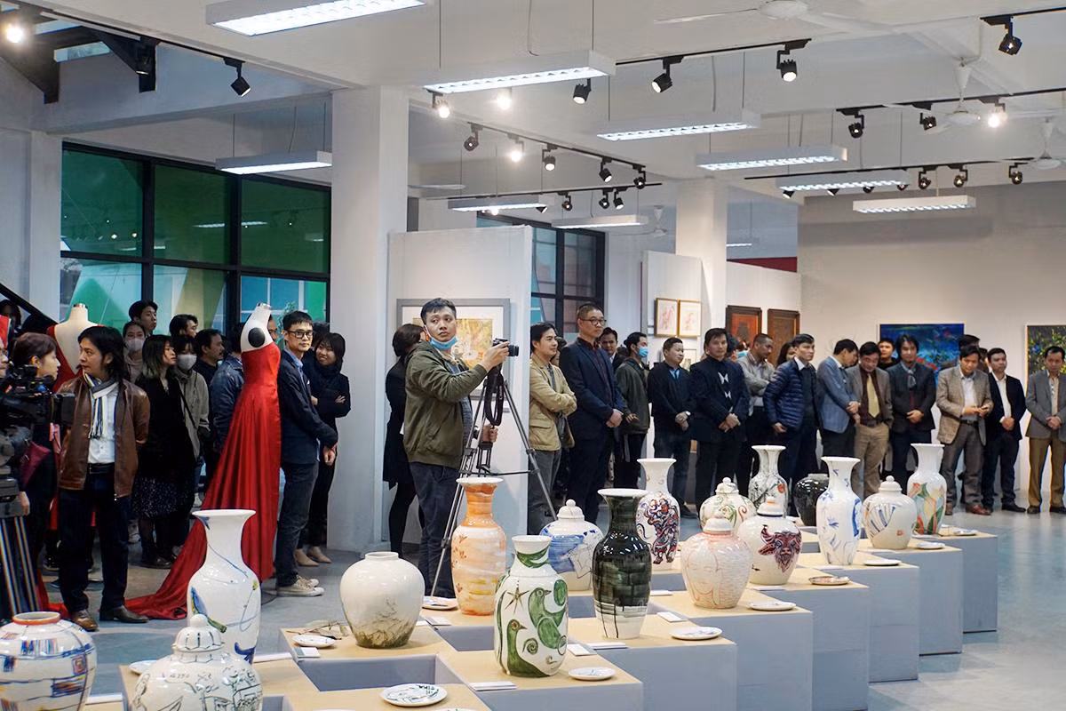 Trung tâm triển lãm nghệ thuật ứng dụng Art Gallery tại Trường Đại học Kiến Trúc Hà Nội vừa khai trương bằng triển lãm đầu tiên Chào Xuân Tân Sửu 2021 do Phó giáo sư, Tiến sỹ, Kiến trúc sư Vũ Hồng Cương - trưởng ban tổ chức triển khai. Ảnh: K.T.
