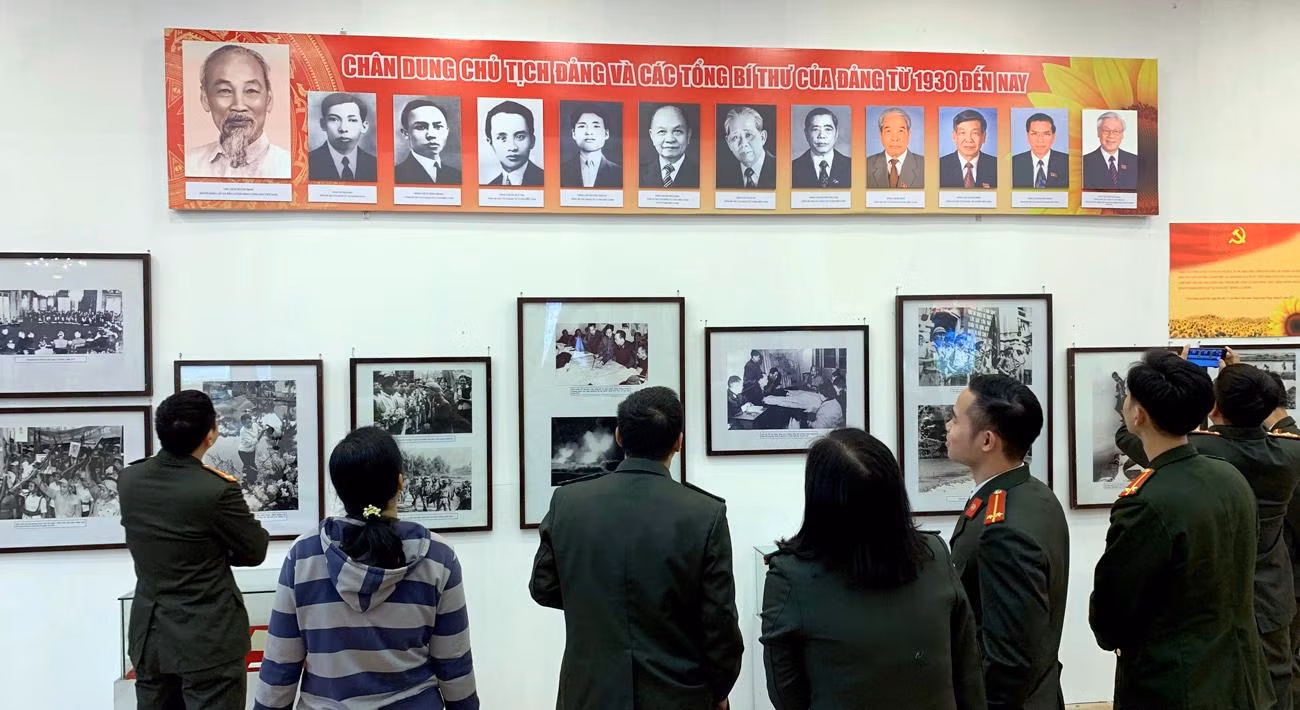 Triển lãm “Đảng ta thật là vĩ đại” thu hút được nhiều tầng lớp nhân dân đến xem và nghiên cứu. Ảnh: Tùng Dương.