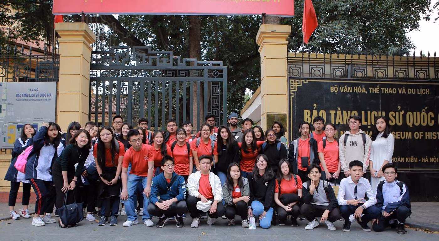 Các em học sinh Trường Trung học phổ thông Trần Phú (quận Hoàn Kiếm, Hà Nội) trong giờ học ngoại khóa tại bảo tàng Lịch sử quốc gia. Ảnh: NVCC.
