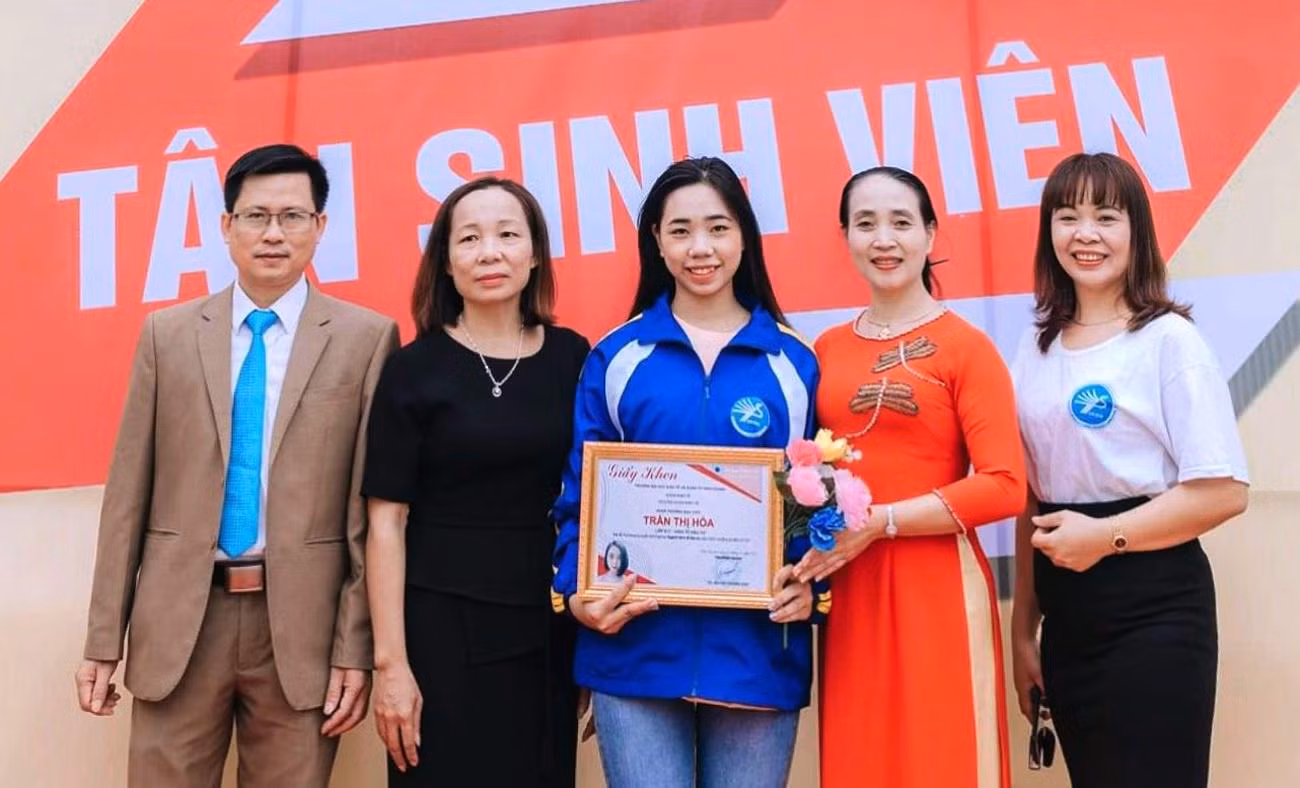 Sinh viên Trần Thị Hòa và mẹ (người mặc áo đen) cùng các thầy cô tại khoa Kinh tế đầu tư Trường Đại học Kinh tế và Quản trị kinh doanh (Đại học Thái Nguyên). Ảnh: NVCC.