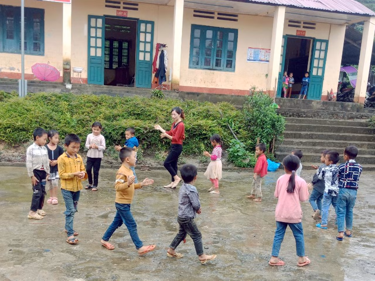 Theo cô Lan: "Hàng tuần tôi cũng dành 1 đến 2 tiết học để tổ chức các hoạt động ngoại khóa, học múa hát để học sinh có cơ hội trau dồi thêm tiếng phổ thông". Ảnh: Nhân vật cung cấp.