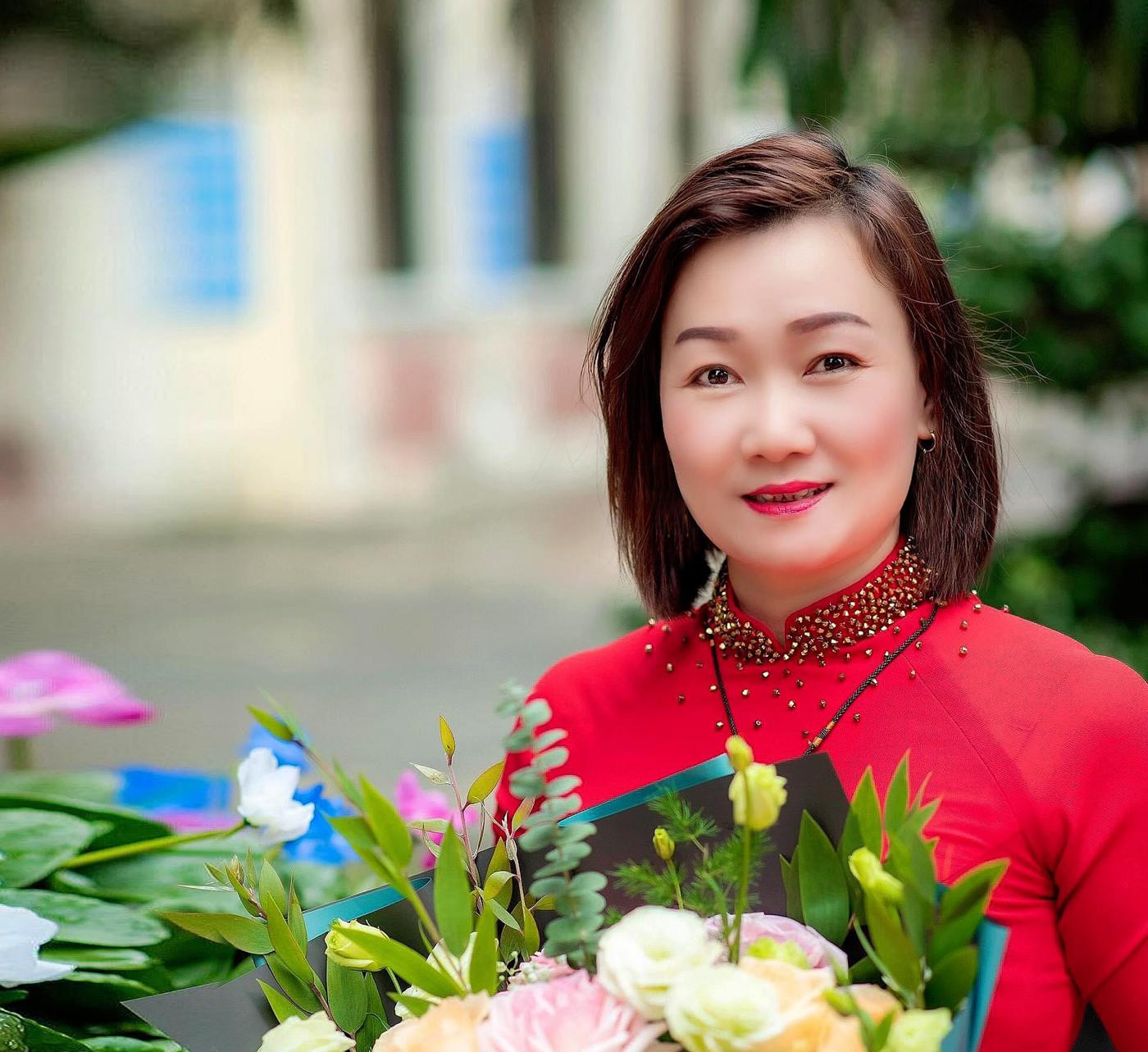 Bí thư chi bộ, Thạc sĩ Quản lí Giáo dục Nguyễn Thị Thuần – Hiệu trưởng Trường Trung học cơ sở Cổ Loa (Đông Anh, Hà Nội). Cô Thuần cũng là một trong số các nhà giáo vừa được Sở Giáo dục và Đào tạo Hà Nội tặng danh hiệu "Nhà giáo Hà Nội tâm huyết, sáng tạo” lần thứ V năm học 2020 - 2021. Ảnh: NVCC.