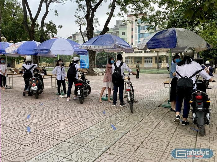 Đảm bảo việc đo thân nhiệt, giãn cách học sinh khi đến trường, thực hiện nghiêm túc thông điệp “5K” của Bộ Y tế. Ảnh minh họa: Tùng Dương. Đảm bảo việc đo thân nhiệt, giãn cách học sinh khi đến trường, thực hiện nghiêm túc thông điệp “5K” của Bộ Y tế. Ảnh minh họa: Tùng Dương.