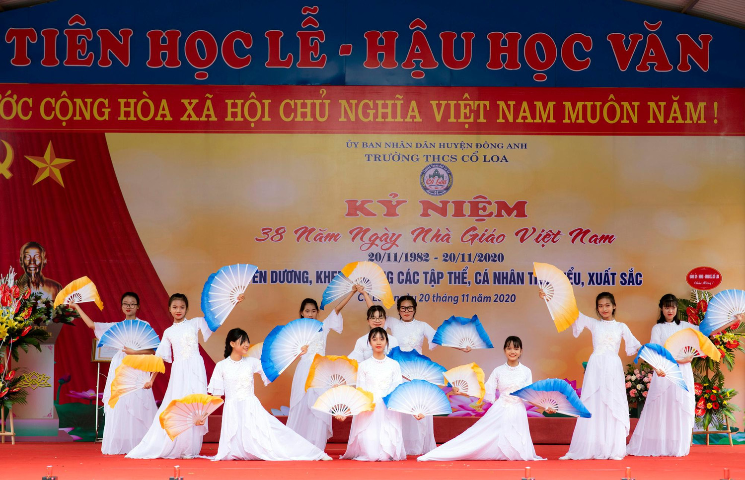 Các em học sinh Trường Trung học cơ sở Cổ Loa (Đông Anh, Hà Nội) với tiết mục văn nghệ. Ảnh: NVCC.