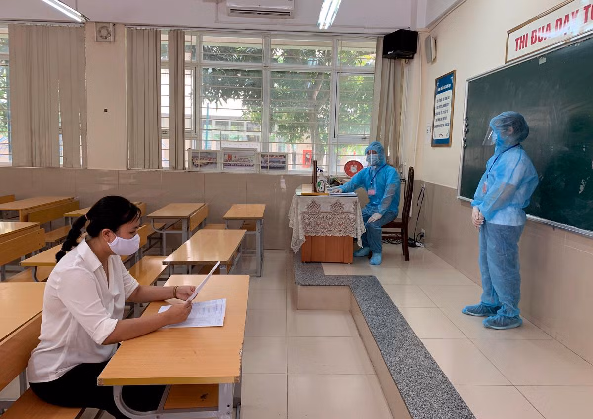 Diễn tập tình huống thí sinh sẽ được thi tại phòng riêng nếu bất ngờ có biểu hiện ho, sốt. Ảnh: Tùng Dương.