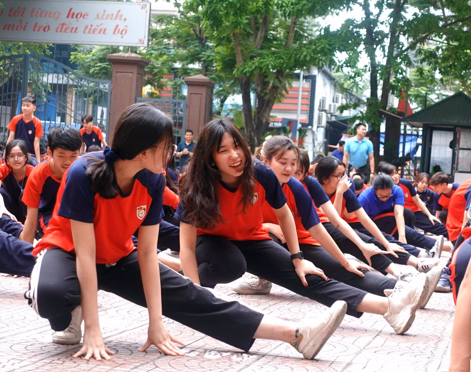 Nếu thầy cô theo cách nghĩ cũ và không chịu thay đổi, cứ dùng kỷ luật mạnh, dùng giáo dục đạo đức…một cách máy móc như xưa nay là luân lý thuyết giảng thì sẽ không thể đầy lùi bạo lực học đường mà còn tự tạo áp lực cho chính bản thân giáo viên, đó là điều phản giáo dục. Ảnh: Tùng Dương.