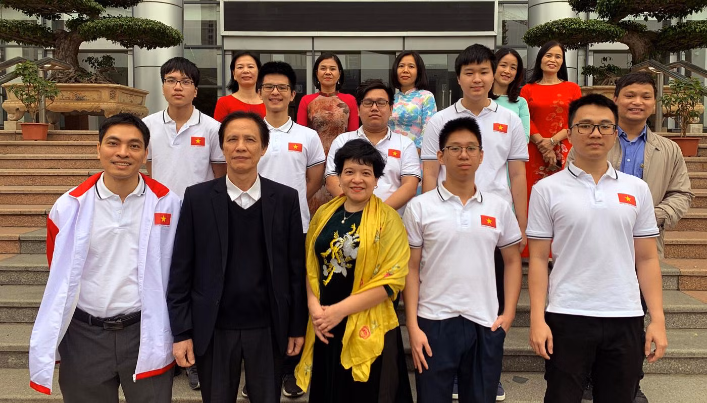 Ban giám hiệu, thầy cô giáo Trường Trung học phổ thông chuyên Hà Nội – Amsterdam cùng phụ huynh và các em học sinh đội tuyển đạt giải. Ảnh: T.D.