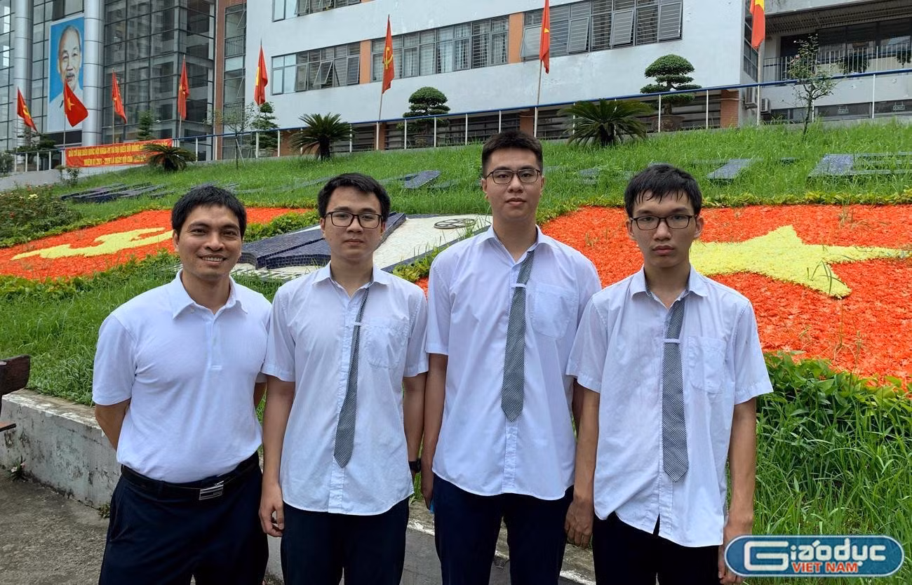 Thầy Lê Mạnh Cường (ngoài bên trái) giáo viên lãnh đội Vật lý và các em Trần Quang Vinh, Nguyễn Hoàng Nam, Nguyễn Mạnh Quân học sinh Trường Trung học phổ thông chuyên Hà Nội - Amsterdam đã đạt 2 huy chương Vàng trong kì thi Olympic Vật lý APhO 2021. Ảnh: Tùng Dương.