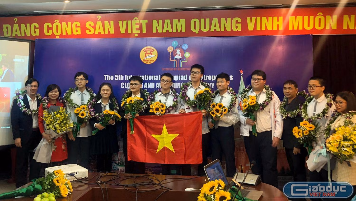 Các thầy cô lãnh đội và cùng 8 em học sinh Trường Trung học phổ thông chuyên Hà Nội - Amsterdam đạt giải trong kì thi IOM 2020. Ảnh: Nhà trường cung cấp.