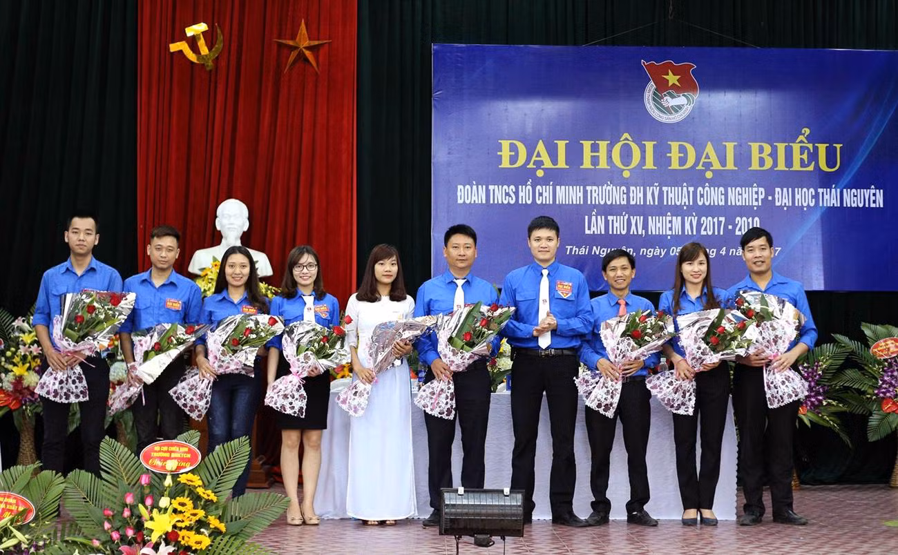 Hồng Mai và các sinh viên Trường Đại học Kỹ thuật Công nghiệp (Thái Nguyên) trong Đại hội Đoàn trường. Ảnh: NVCC. Hồng Mai và các sinh viên Trường Đại học Kỹ thuật Công nghiệp (Thái Nguyên) trong Đại hội Đoàn trường. Ảnh: NVCC.