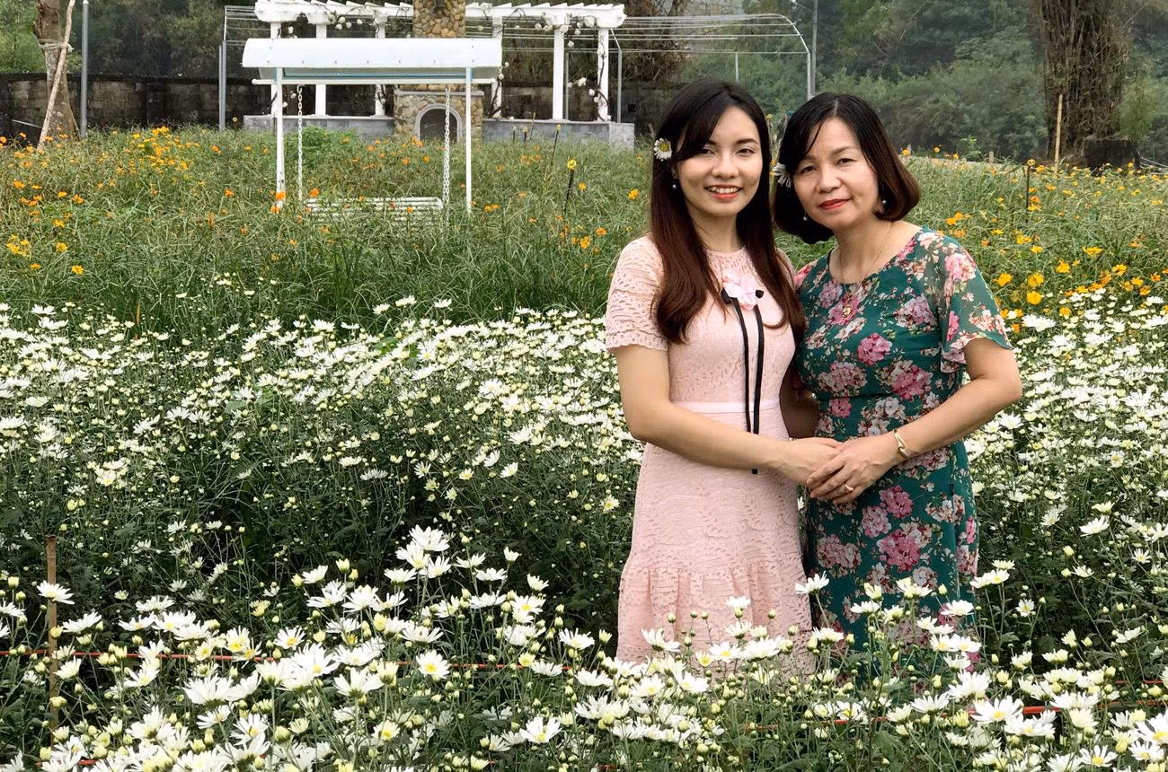 Hồng Mai chụp ảnh với mẹ trước khi sang Hàn Quốc làm nghiên cứu sinh. Ảnh: NVCC. Hồng Mai chụp ảnh với mẹ trước khi sang Hàn Quốc làm nghiên cứu sinh. Ảnh: NVCC.