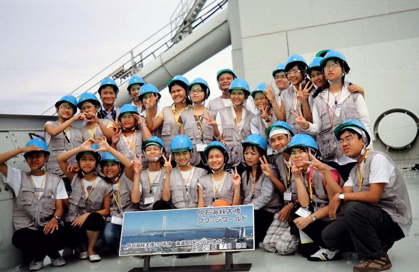 Hồng Mai và các bạn sinh viên cùng khoá trong chuyến đi Nhật Bản. Ảnh: NVCC. Hồng Mai và các bạn sinh viên cùng khoá trong chuyến đi Nhật Bản. Ảnh: NVCC.