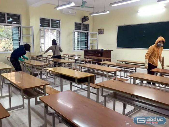 Công tác vệ sinh, khử khuẩn tại các trường học ở Hà Nội luôn được quan tâm thực hiện. Ảnh minh họa: Tùng Dương. Công tác vệ sinh, khử khuẩn tại các trường học ở Hà Nội luôn được quan tâm thực hiện. Ảnh minh họa: Tùng Dương.